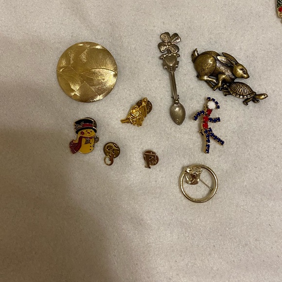 various pins - Picture 4 of 4